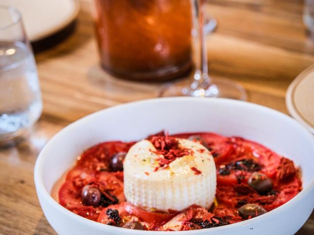 IGNISS Burrata fumée, tomates coeur de boeuf, tapenade d'olives noires